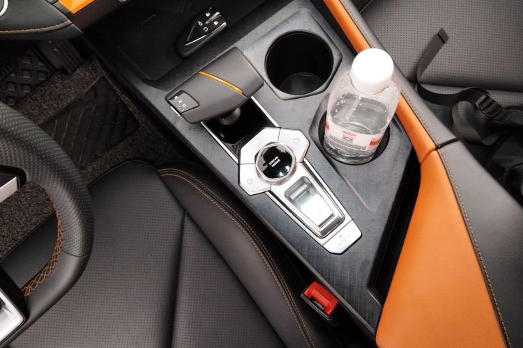 长安UNI-V 2022款 1.5T 尊贵型局部细节18