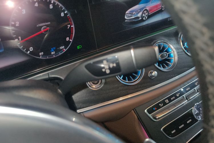 奔驰E级 2018款 改款 E 300 L 运动时尚型局部细节18