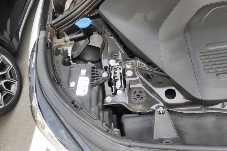 宝马iX1 2023款 eDrive25L X设计套装机舱底盘25