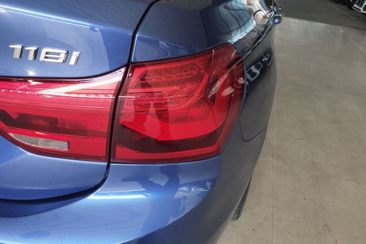 宝马1系 2019款 118i 时尚型车身外观9