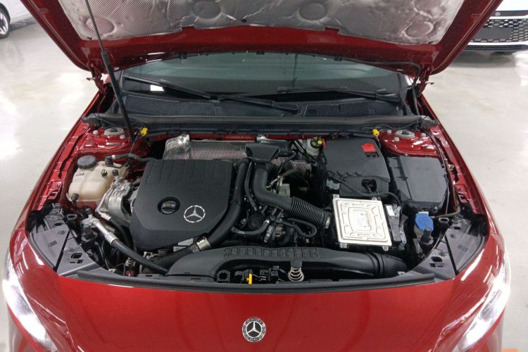 奔驰A级 2019款 改款 A 180 L 运动轿车机舱底盘24