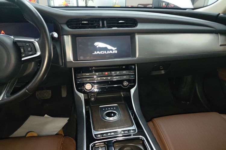 捷豹XFL 2018款 XFL 2.0T 250PS 豪华版中控内饰16
