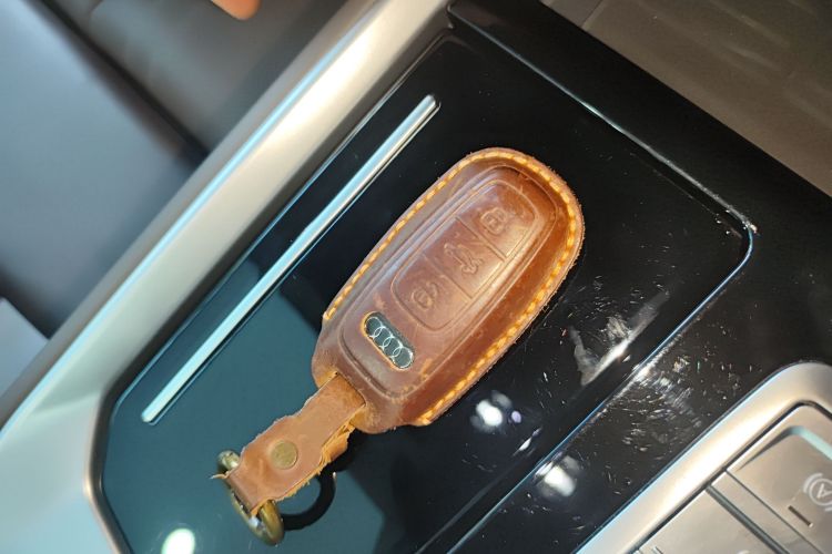 奥迪Q6 2024款 45 TFSI quattro 齐云型 羽林套装 7座中控内饰7001