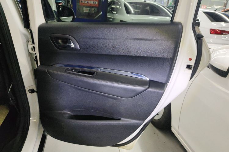 标致3008 2015款 2.0L 自动潮流版中控内饰7003