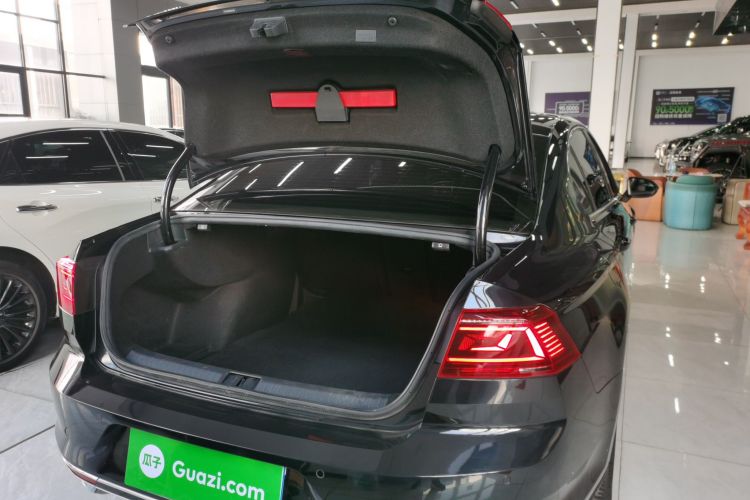 大众 迈腾 2023款 200万辆纪念版 330TSI DSG领先型机舱底盘23