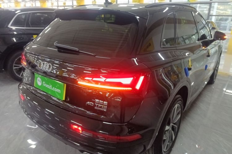 奥迪Q5L 2025款 45周年典藏版 40 TFSI 豪华动感型车身外观7