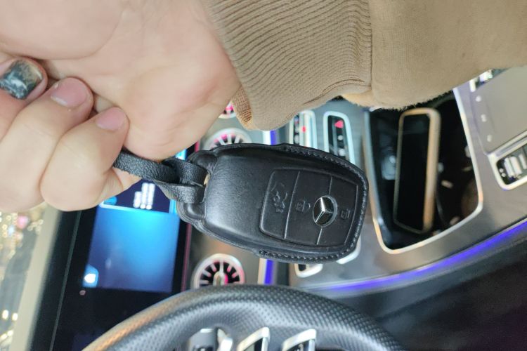 奔驰E级(进口) 2023款 E 300 轿跑车中控内饰11