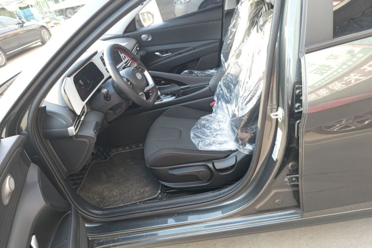 现代 伊兰特 2023款 1.5L CVT GLS领先版中控内饰19