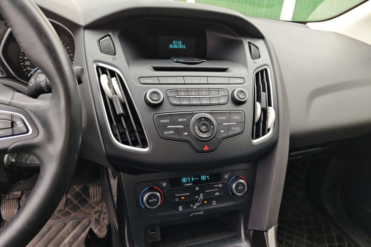 福特 福克斯 2015款 三厢 1.6L 手动风尚型中控内饰16