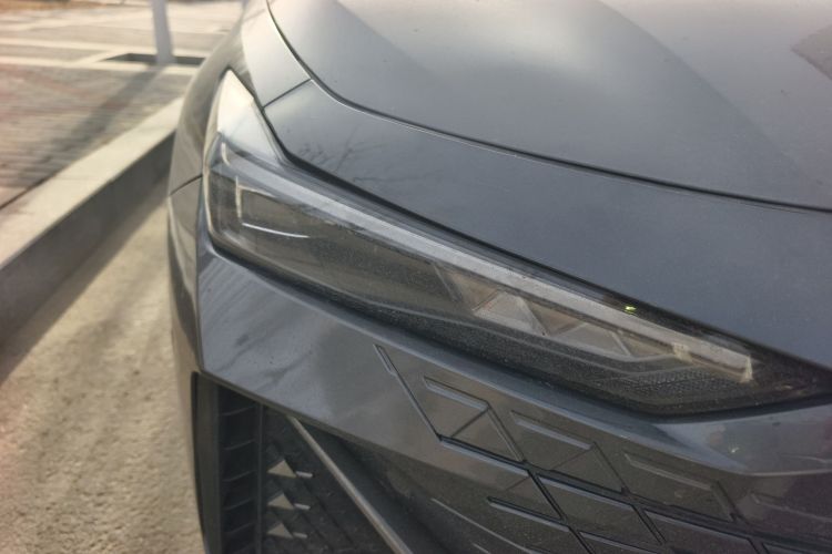 长安UNI-V 2022款 1.5T 智慧领航型车身外观8