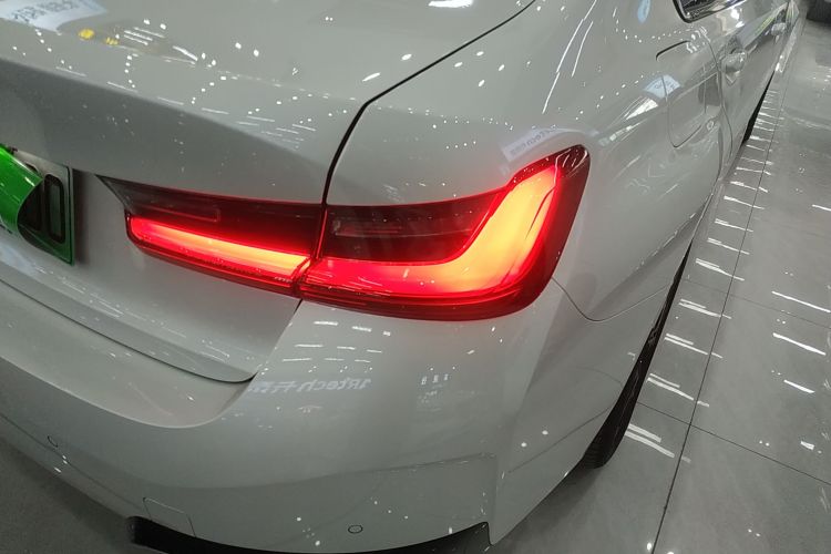 宝马i3 2024款 eDrive 40 L 曜夜套装车身外观9