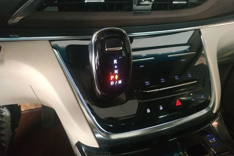 别克GL8 2022款 陆上公务舱 652T 尊贵型中控内饰18