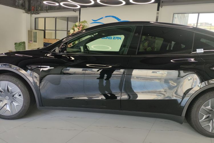 特斯拉 Model Y L 2025款 长续航全轮驱动版车身外观4