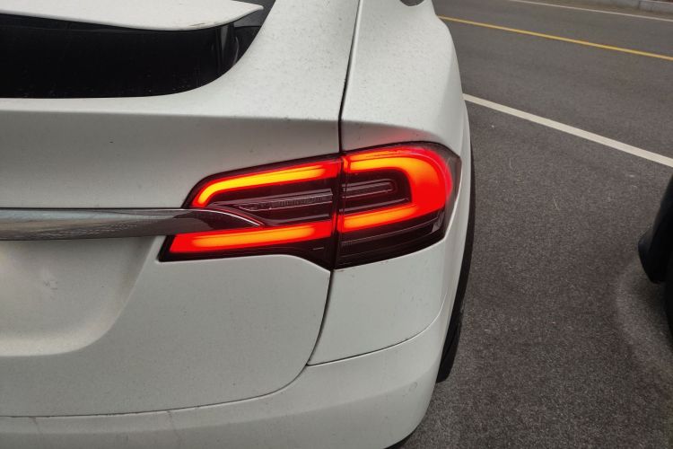 特斯拉 Model X 2019款 长续航版车身外观9