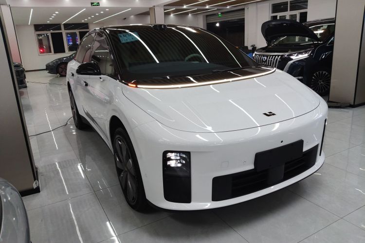 理想汽车 理想i6 2025款 四驱标准型车身外观3