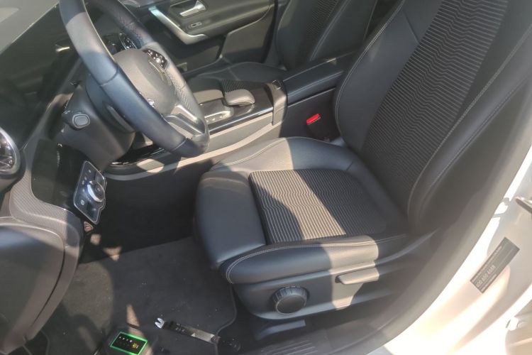 奔驰A级(进口) 2019款 A 200 动感型中控内饰19