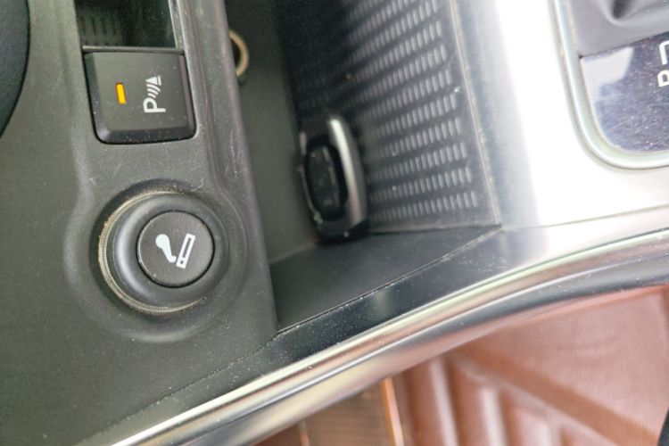 比亚迪 宋 2016款 2.0TID 自动尊贵型中控内饰7001