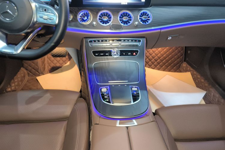 奔驰E级 2019款 E 260 L 运动型中控内饰18