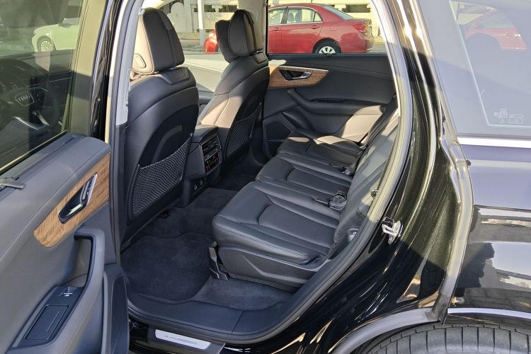 奥迪Q7 2023款 55 TFSI quattro S 尊贵型中控内饰21