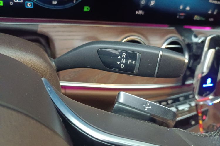 奔驰E级新能源 2022款 改款 E 350 e L 插电式混合动力轿车中控内饰18