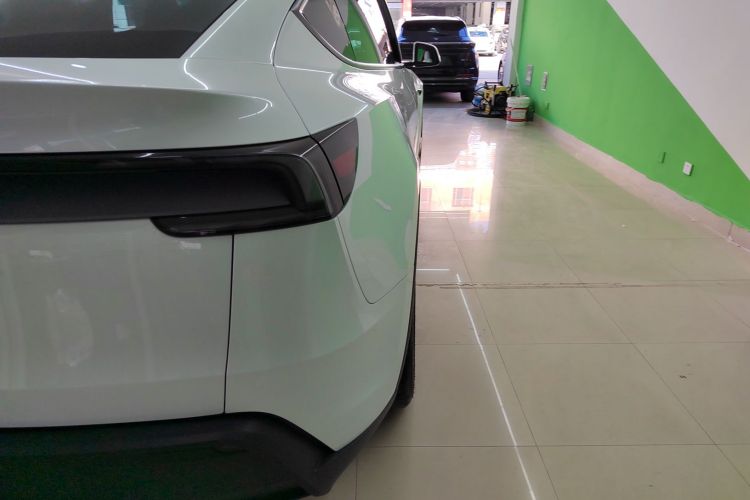 特斯拉 Model Y 2025款 后轮驱动版车身外观9