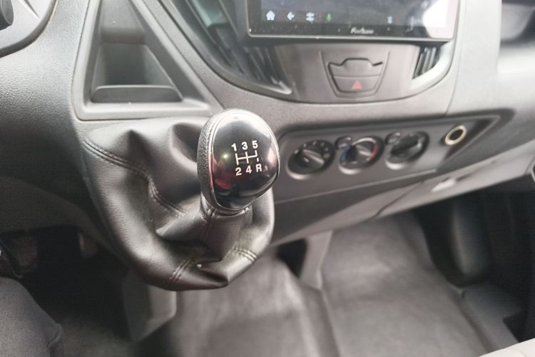 福特 全顺 2017款 2.0T柴油多功能商用车短轴中顶国V局部细节18