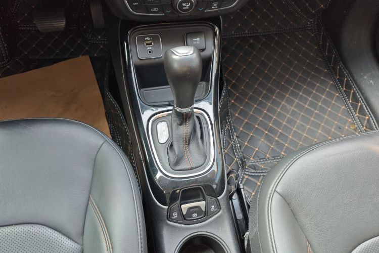 Jeep 指南者 2019款 220T 自动家享版中控内饰18