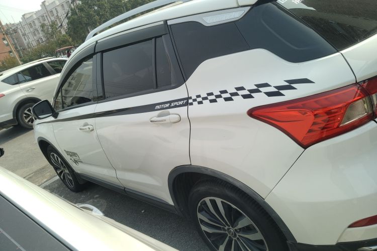 广汽传祺 传祺GS4 2016款 235T G-DCT豪华版车身外观4