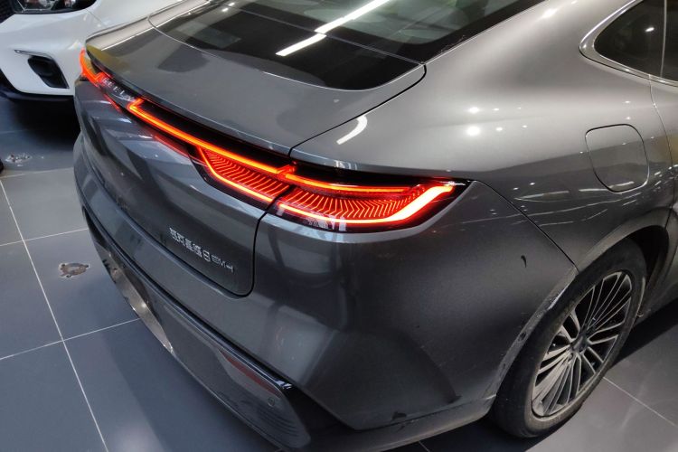 吉利银河 银河星耀8 2025款 130km EM-i 尊享版车身外观9