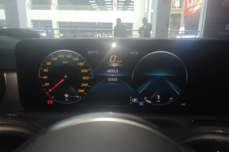 奔驰A级 2022款 A 180 L 运动轿车中控内饰14