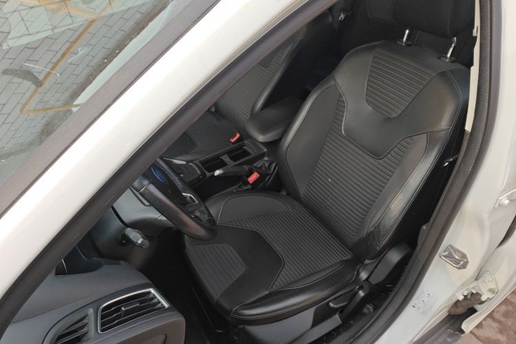 福特 福克斯 2015款 两厢 EcoBoost 125 自动超能风尚型中控内饰19