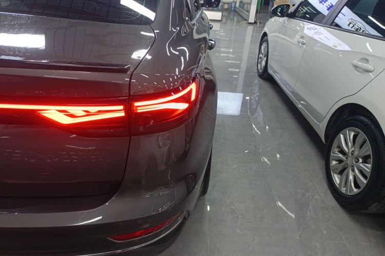 吉利汽车 帝豪 2023款 第4代冠军版 1.5L CVT尊贵型车身外观9