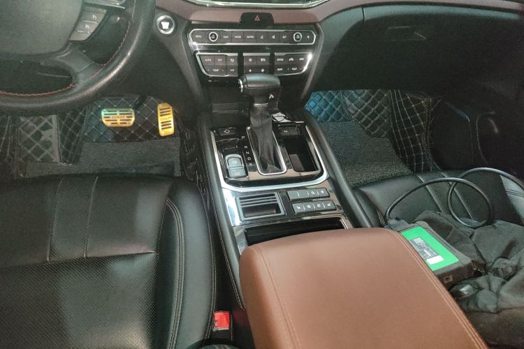 广汽传祺 传祺GS8 2017款 320T 两驱豪华智联版（七座）中控内饰18