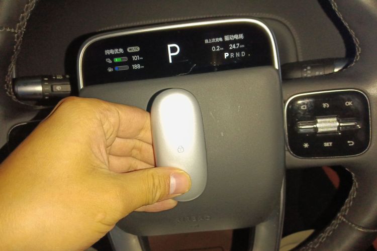 理想汽车 理想L9 2022款 Max中控内饰7001