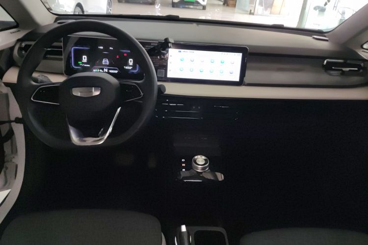 吉利几何E萤火虫 2024款 301km 流光中控内饰7002