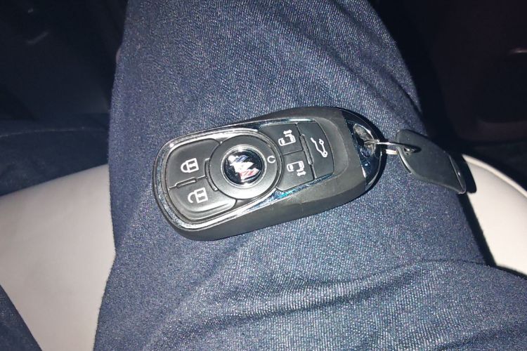 别克GL8 2022款 Avenir艾维亚 七座亲礼版中控内饰11