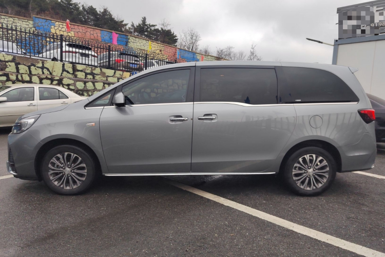 别克GL8 2023款 改款 陆上公务舱 豪华型车身外观4