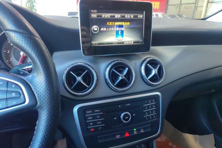 奔驰GLA 2016款 GLA 200 动感型中控内饰16