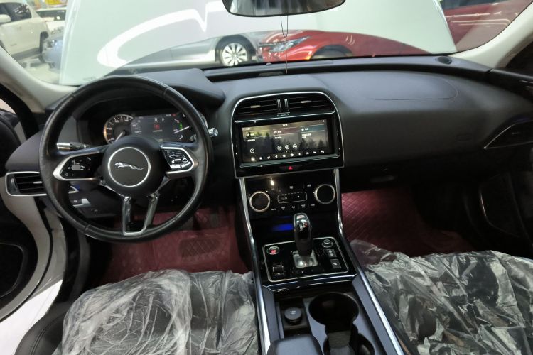 捷豹XEL 2020款 2.0T 200PS S进取优雅版中控内饰7002