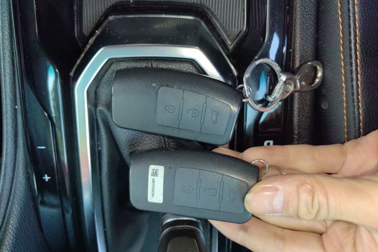 江铃 驭胜S350 2016款 2.0T 自动四驱汽油豪华版5座中控内饰7001