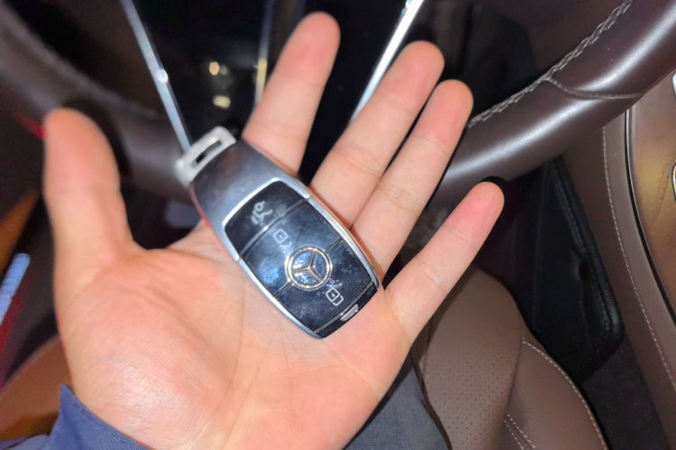 奔驰E级 2022款 改款三 E 300 L 时尚型中控内饰11