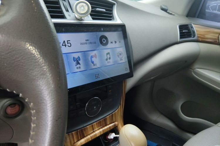 日产 轩逸 2014款 1.6XV CVT尊享版中控内饰16