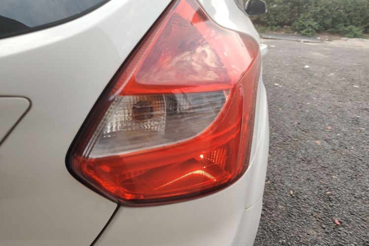 福特 福克斯 2012款 两厢 1.6L 自动舒适型车身外观9