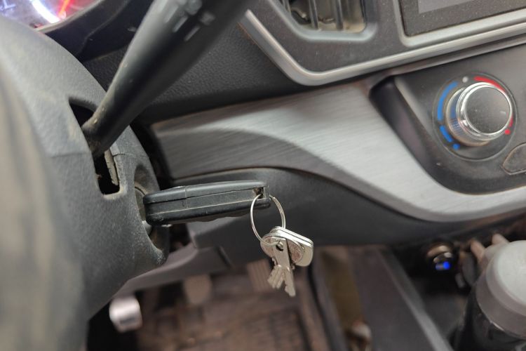 长安凯程 长安睿行M60 2023款 1.6L CNG舒适型客车6座中控内饰11