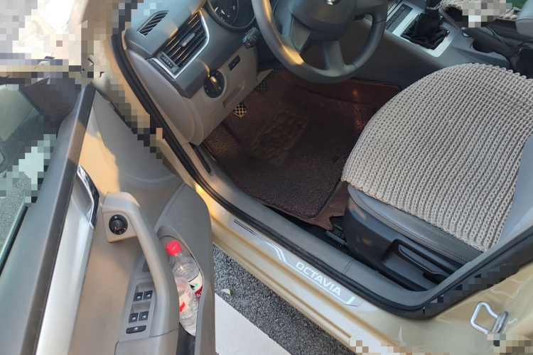 斯柯达 明锐 2015款 1.6L 手动逸杰版中控内饰20