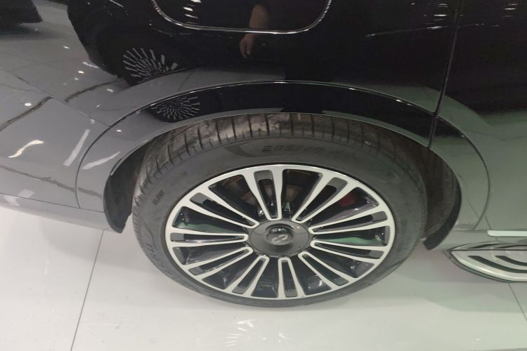 鸿蒙智行 问界M9 2024款 增程 Max版 52kWh 6座版车身外观6008