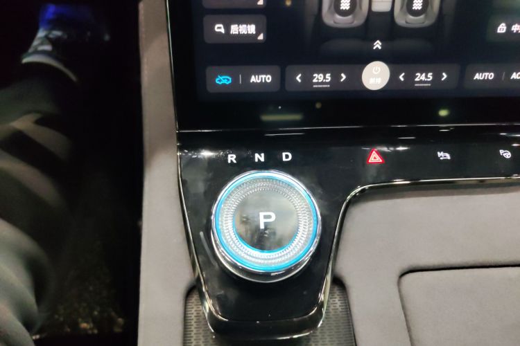 岚图汽车 岚图追光 2024款 PHEV 四驱超长续航旗舰版中控内饰18