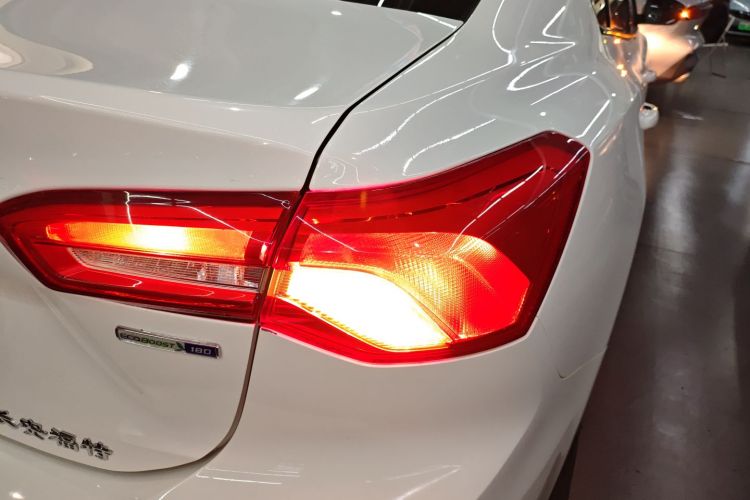 福特 福克斯 2019款 三厢 EcoBoost 180 自动锋潮型车身外观6006