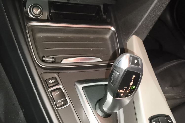 宝马3系 2014款 320i 时尚型中控内饰18