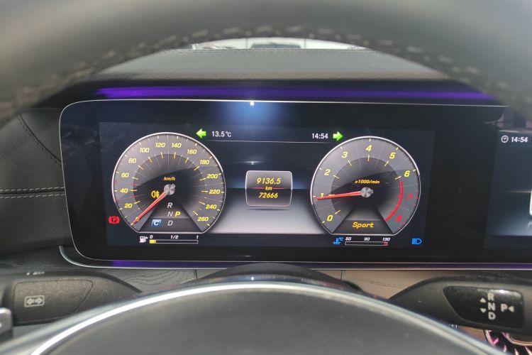 奔驰E级 2018款 E 200 L 运动型 4MATIC中控内饰14